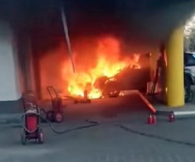 Samochód staranował dystrybutory paliwa w Tarnowie i stanął w płomieniach