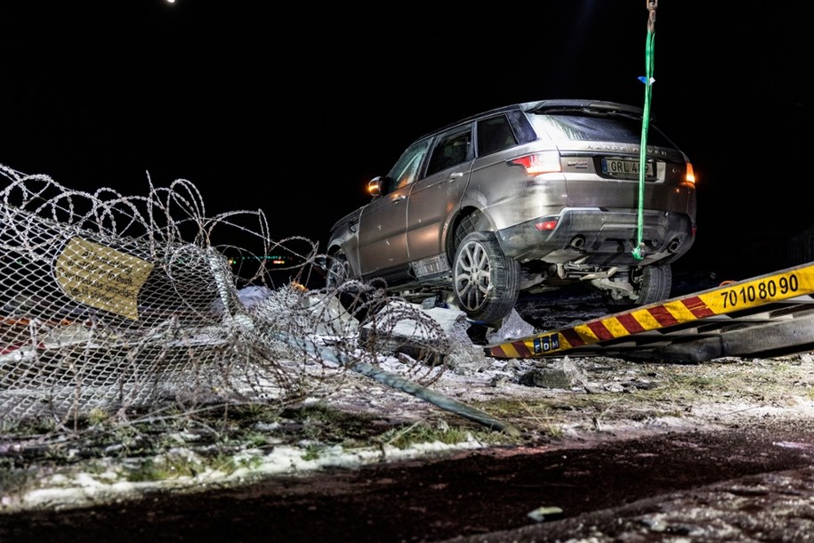 Samochód staranował ogrodzenie lotniska /STEVEN KNAP