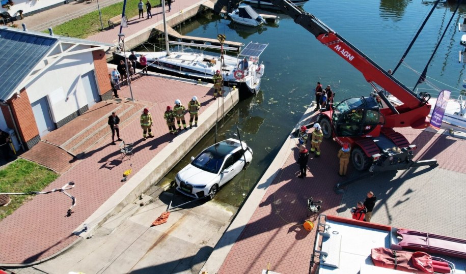 Samochód stoczył się do wody w trakcie wodowania łódki. Zdjęcie publikujemy dzięki uprzejmości portalu Kamienskie.info /kamienskie.info /