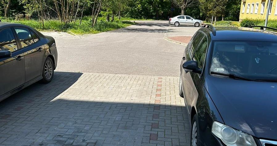 Samochód stoczył się z miejsca parkingowego i pokonał jeszcze 200 metrów. /KPP w Legionowie /