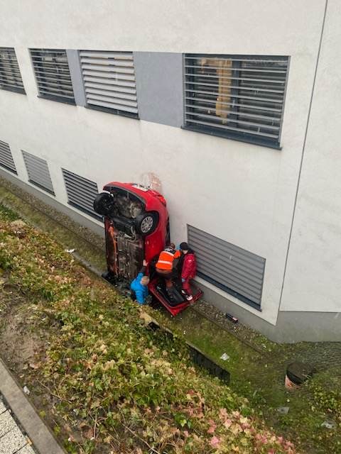 Samochód uderzył w budynek krakowskiego szpitala /Gorąca Linia RMF FM