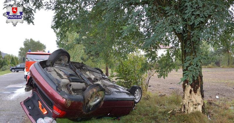 Samochód uderzył w drzewo i dachował /Policja