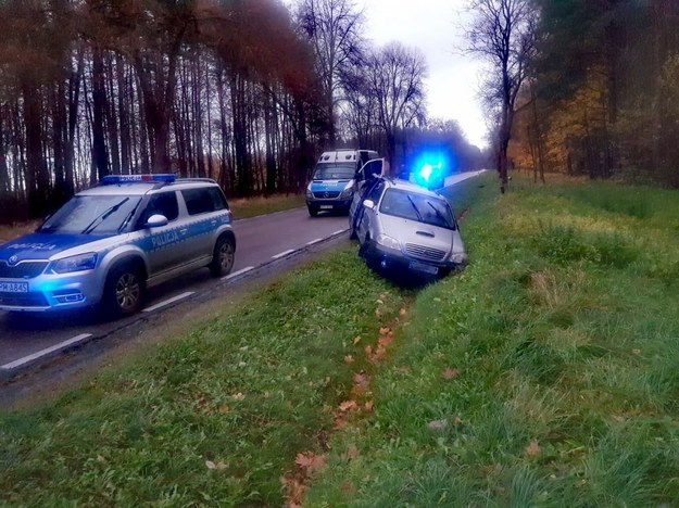 Samochód uderzył w jadącego z przeciwnego kierunku citroena, po czym zatrzymał się w przydrożnym rowie. /KPP Hajnówka /