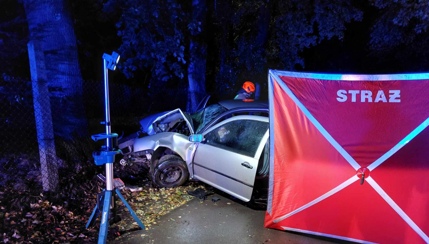 Samochód uderzył w ogrodzenie w Grochocicach. Nie żyje 23-latek