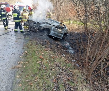 Samochód uderzył w przepust drogowy i stanął w ogniu