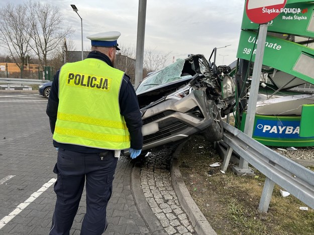 Samochód uderzył w słup na stacji benzynowej /Śląska policja /Policja