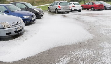 Samochód uszkodzony przez grad. Jak go naprawić i kto za to zapłaci?