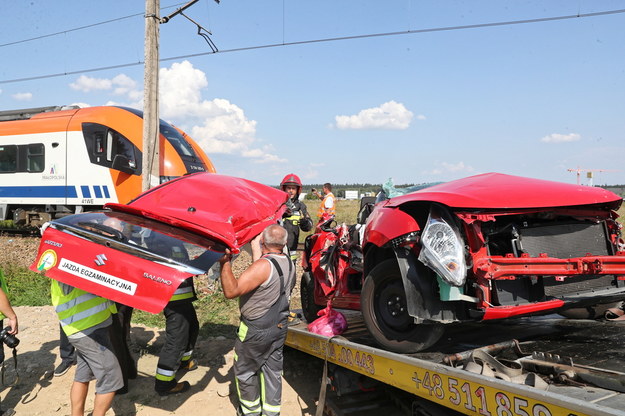 Samochód, w którym odbywał się egzamin na prawo jazdy, zderzył się z pociągiem / 	Grzegorz Momot    /PAP