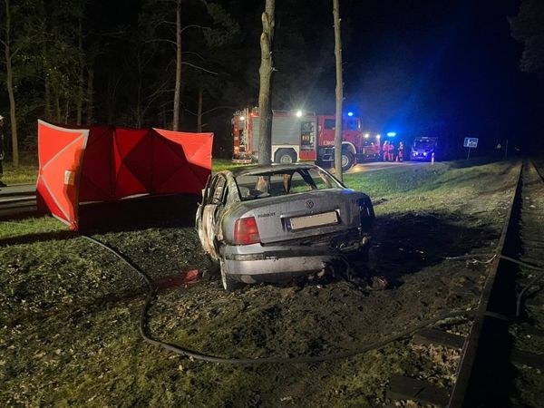 Samochód, w którym znaleziono zwęglone zwłoki /KP PSP Sochaczew /