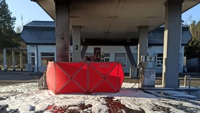 Samochód w ogniu na stacji benzynowej. Kierowca nie miał szans