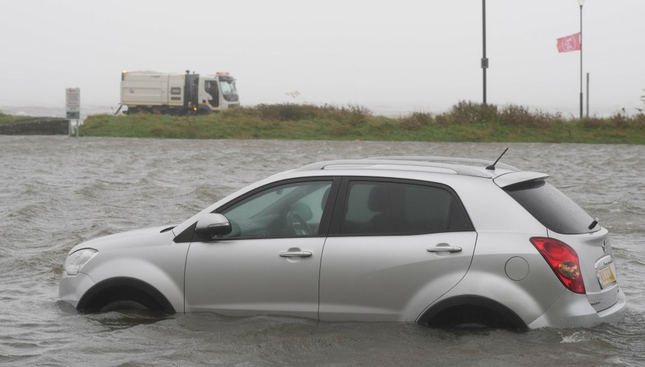 Samochód w wodzie w irlandzkim Galway /Brian Lawless/Press Association /East News