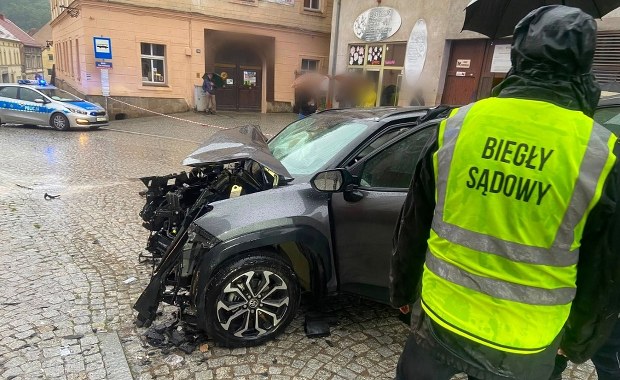 Samochód wjechał na chodnik i potrącił dwie osoby. Piesi nie żyją