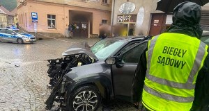Samochód wjechał na chodnik i potrącił dwie osoby. Piesi nie żyją