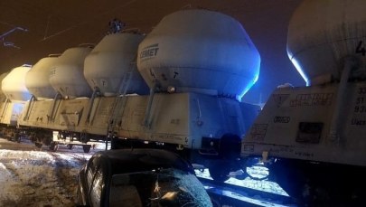 Samochód wjechał pod pociąg towarowy 