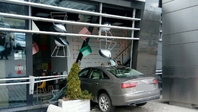 Samochód wjechał w budynek w Warszawie