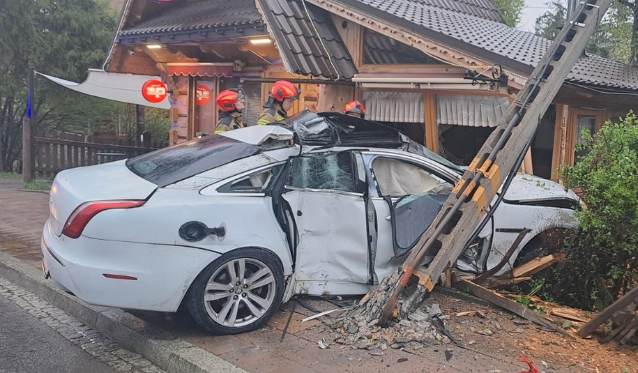 Samochód wjechał w cukiernię w Zakopanem /KP PSP Zakopane /
