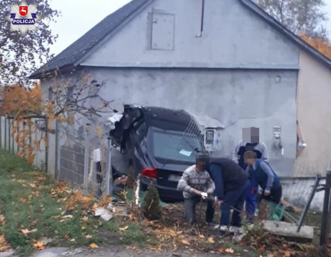 Samochód wjechał w dom. Kierowca prawdopodobnie zasnął w czasie jazdy 