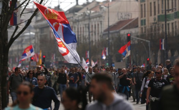Samochód wjechał w grupę demonstrantów podczas protestu w Belgradzie