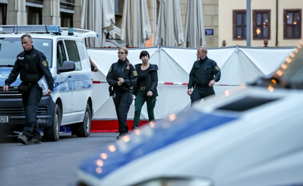 Samochód wjechał w grupę ludzi. Nie żyją dwie osoby