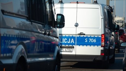 Samochód wjechał w pieszych w Warszawie. Jedna osoba nie żyje