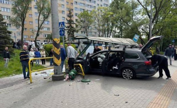 Samochód wjechał w przystanek autobusowy. Koszmarne sceny w Gdyni