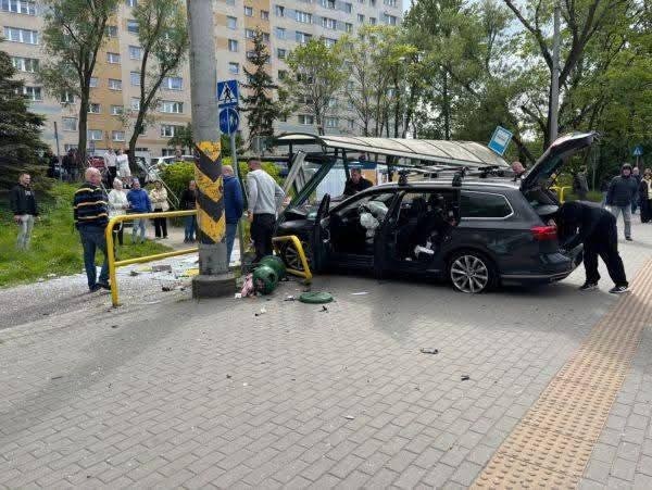 Samochód wjechał w przystanek autobusowy w Gdyni /Gdynia 112 /Facebook