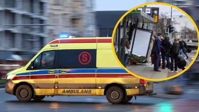 Samochód wjechał w przystanek tramwajowy. Jedna osoba ciężko ranna