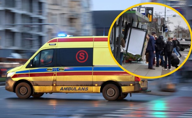 Samochód wjechał w przystanek tramwajowy. Jedna osoba ciężko ranna