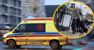 Samochód wjechał w przystanek tramwajowy. Jedna osoba ciężko ranna