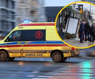 Samochód wjechał w przystanek tramwajowy. Jedna osoba ciężko ranna
