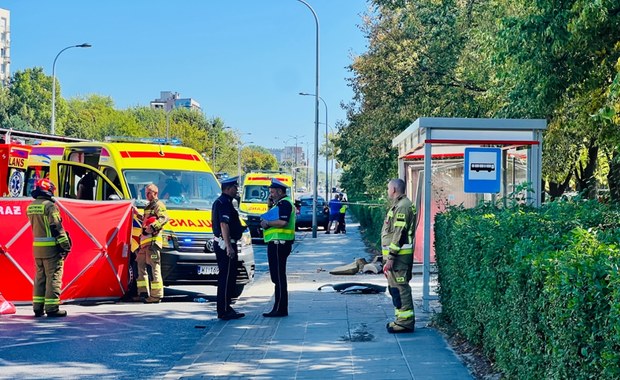 Samochód wjechał w przystanek w Warszawie. Dziś przesłuchanie kierowcy