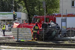 Samochód wjechał w przystanek we Wrocławiu. Jedna osoba nie żyje