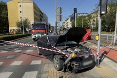 Samochód wjechał w przystanek we Wrocławiu. Jedna osoba nie żyje