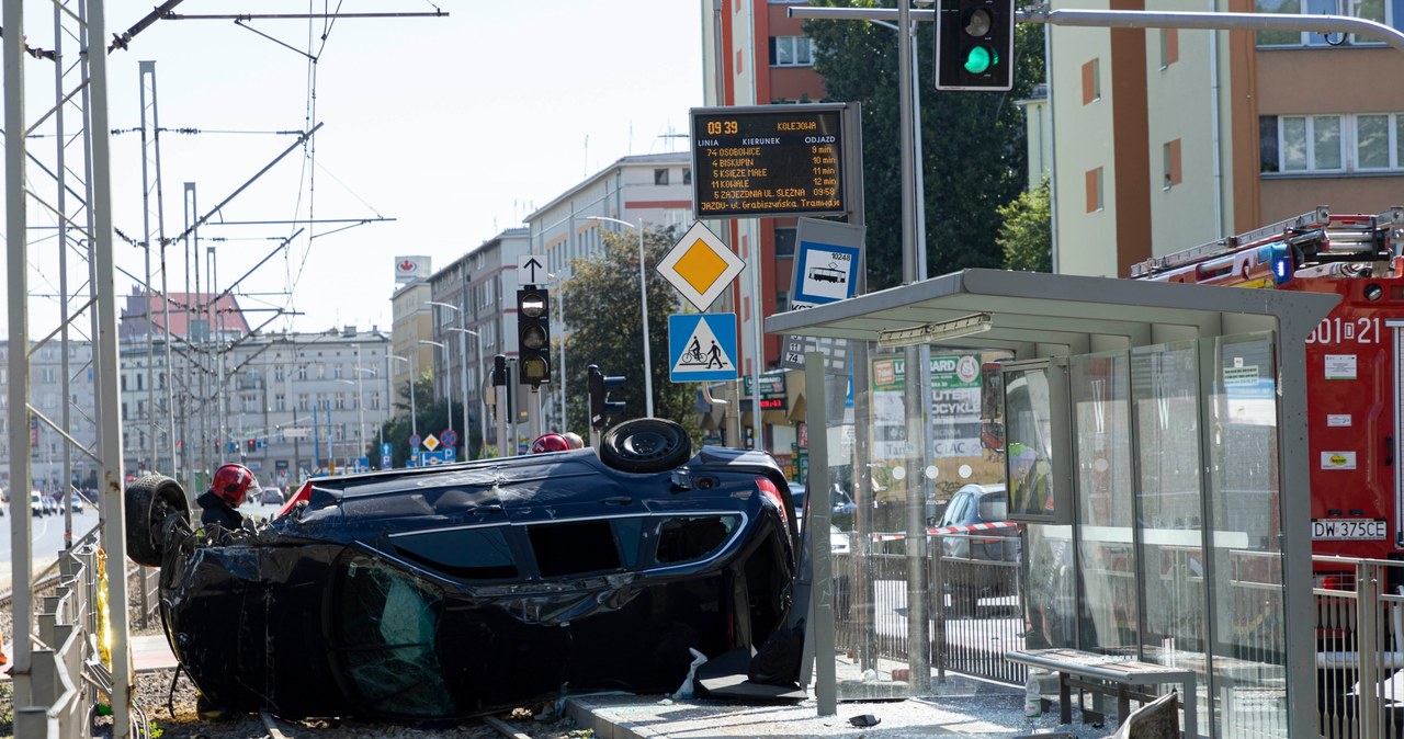 Samochód wjechał w przystanek we Wrocławiu. Jedna osoba nie żyje