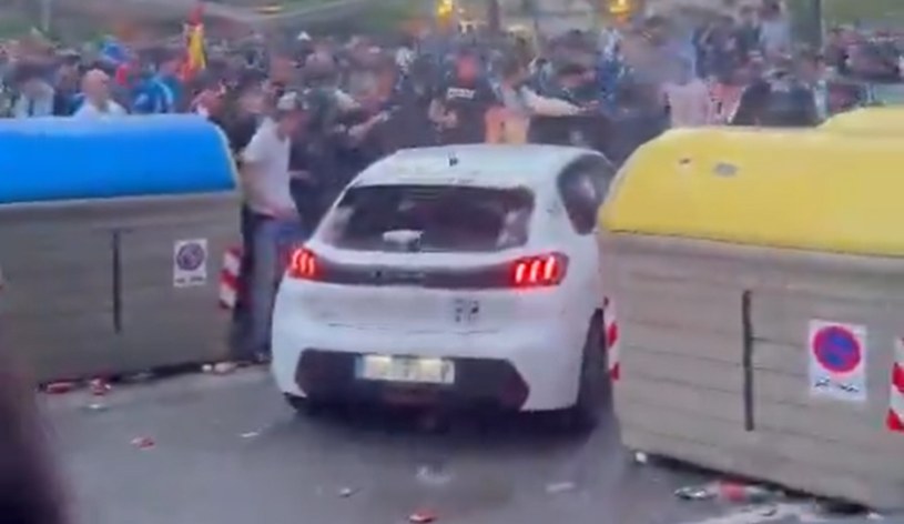 Samochód wjechał w tłum kibiców. Rośnie liczba rannych. "Stan krytyczny"