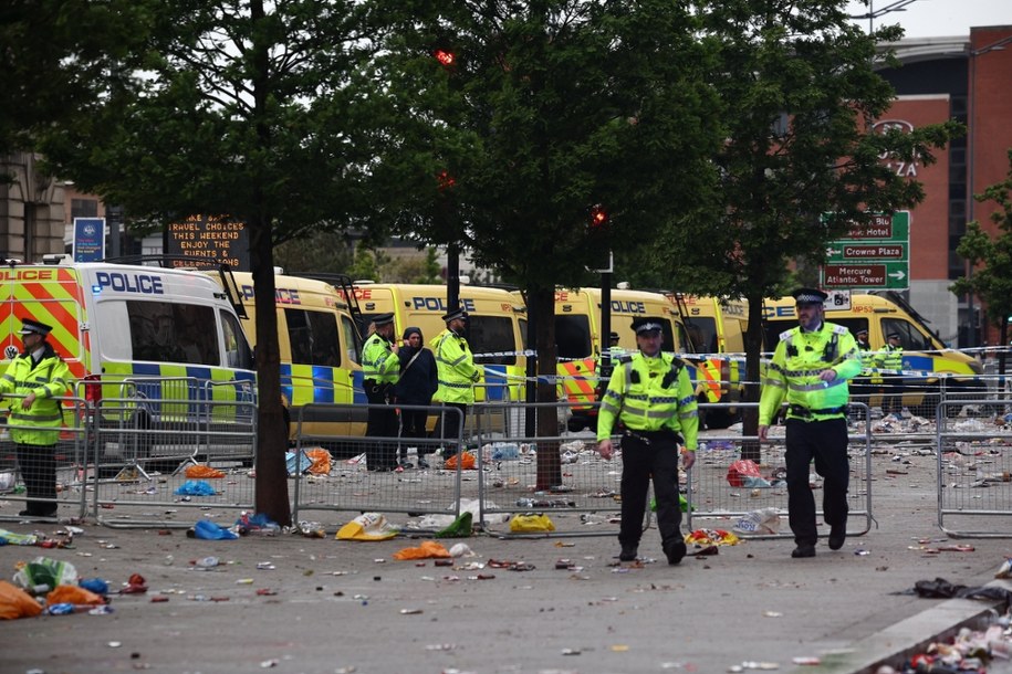 Samochod wjechał w tłum ludzi w centrum Liverpoolu. Centrum miasta odgrodzone policyjnym kordonem /PAP/EPA/ADAM VAUGHAN /PAP/EPA