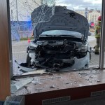 ​Samochód wjechał w witrynę restauracji w Gdyni. Są poszkodowani