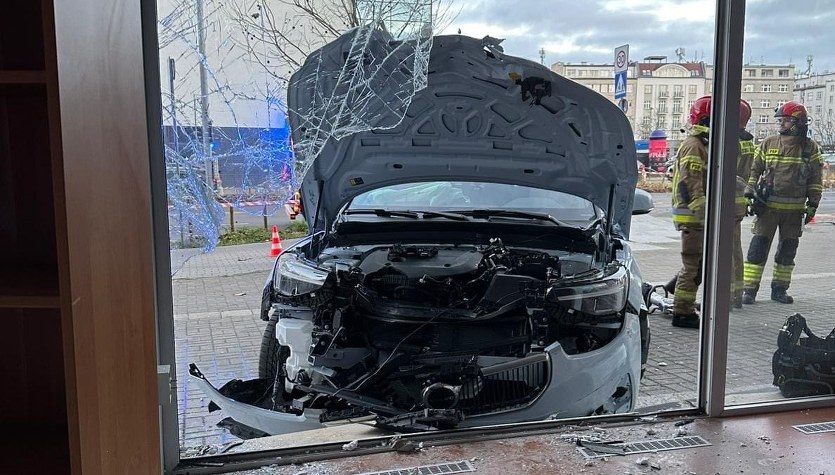 ​Samochód wjechał w witrynę restauracji w Gdyni. Są poszkodowani