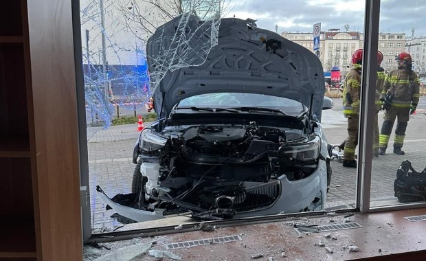 ​Samochód wjechał w witrynę restauracji w Gdyni. Są poszkodowani