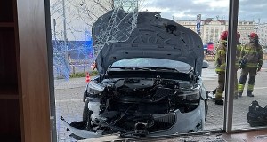 ​Samochód wjechał w witrynę restauracji w Gdyni. Są poszkodowani
