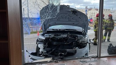 ​Samochód wjechał w witrynę restauracji w Gdyni. Są poszkodowani