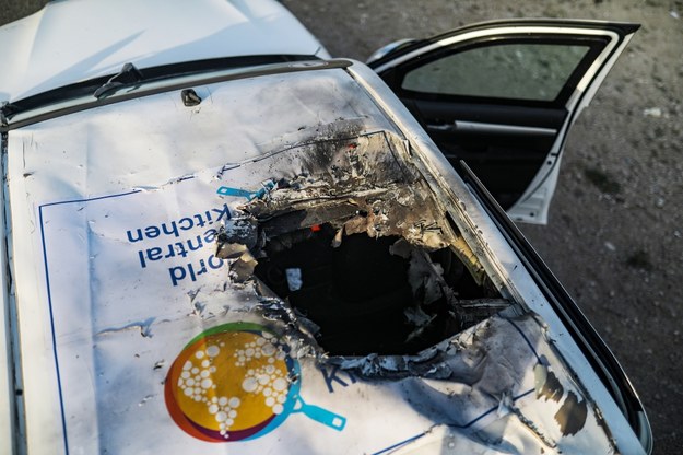 Samochód World Central Kitchen ostrzelany przez izraelską armię /MOHAMMED SABER  /PAP/EPA