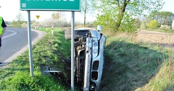 Samochód wpadł do rowu i został poważnie zniszczony /Informacja prasowa