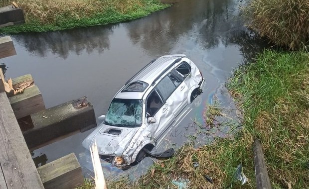 Samochód wpadł do Warty z oblodzonej drogi. IMGW ostrzega