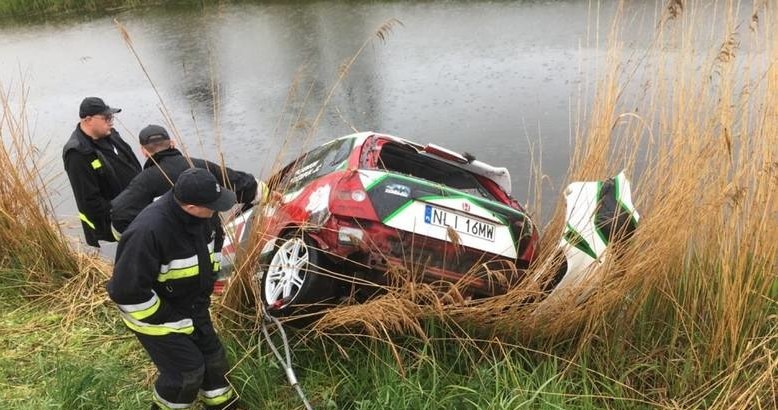 Samochód wpadł do wody i zatrzymał się na dachu. Załoga się utopiła /Policja