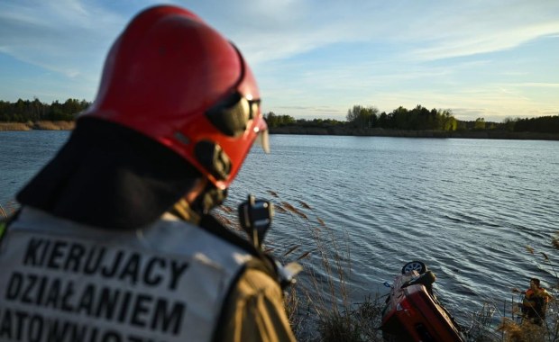 Samochód wpadł do zbiornika wodnego. W środku były cztery osoby