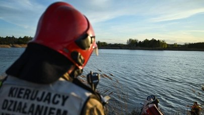 Samochód wpadł do zbiornika wodnego. W środku były cztery osoby
