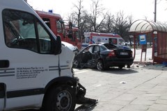 Samochód wpadł w przystanek na Żwirki i Wigury w Warszawie 