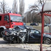 Samochód wpadł w przystanek na Żwirki i Wigury w Warszawie 