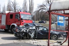 Samochód wpadł w przystanek na Żwirki i Wigury w Warszawie 
